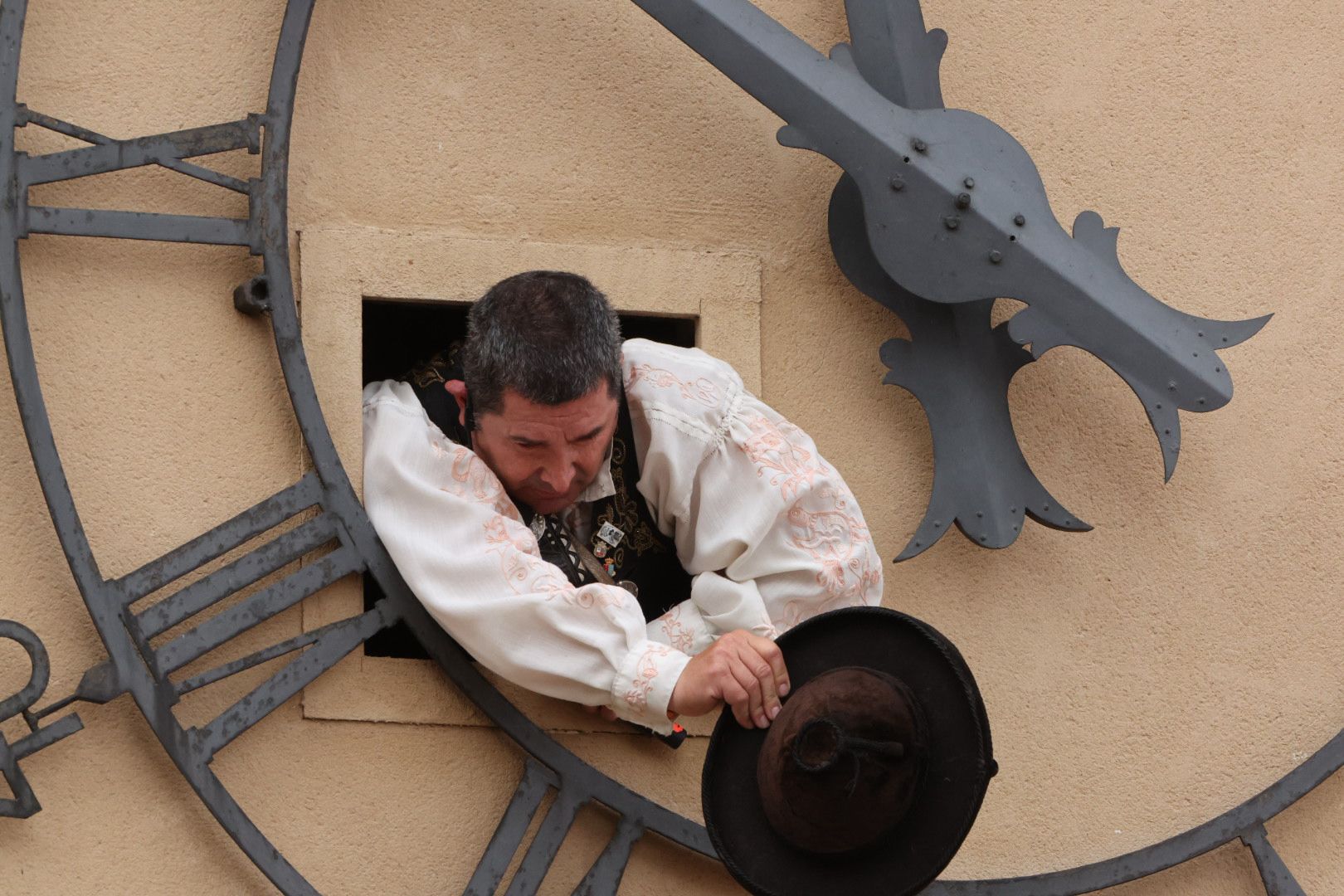 El Mariquelo asciende a lo más alto de la Catedral Nueva y pide «por los niños víctimas de la guerra»