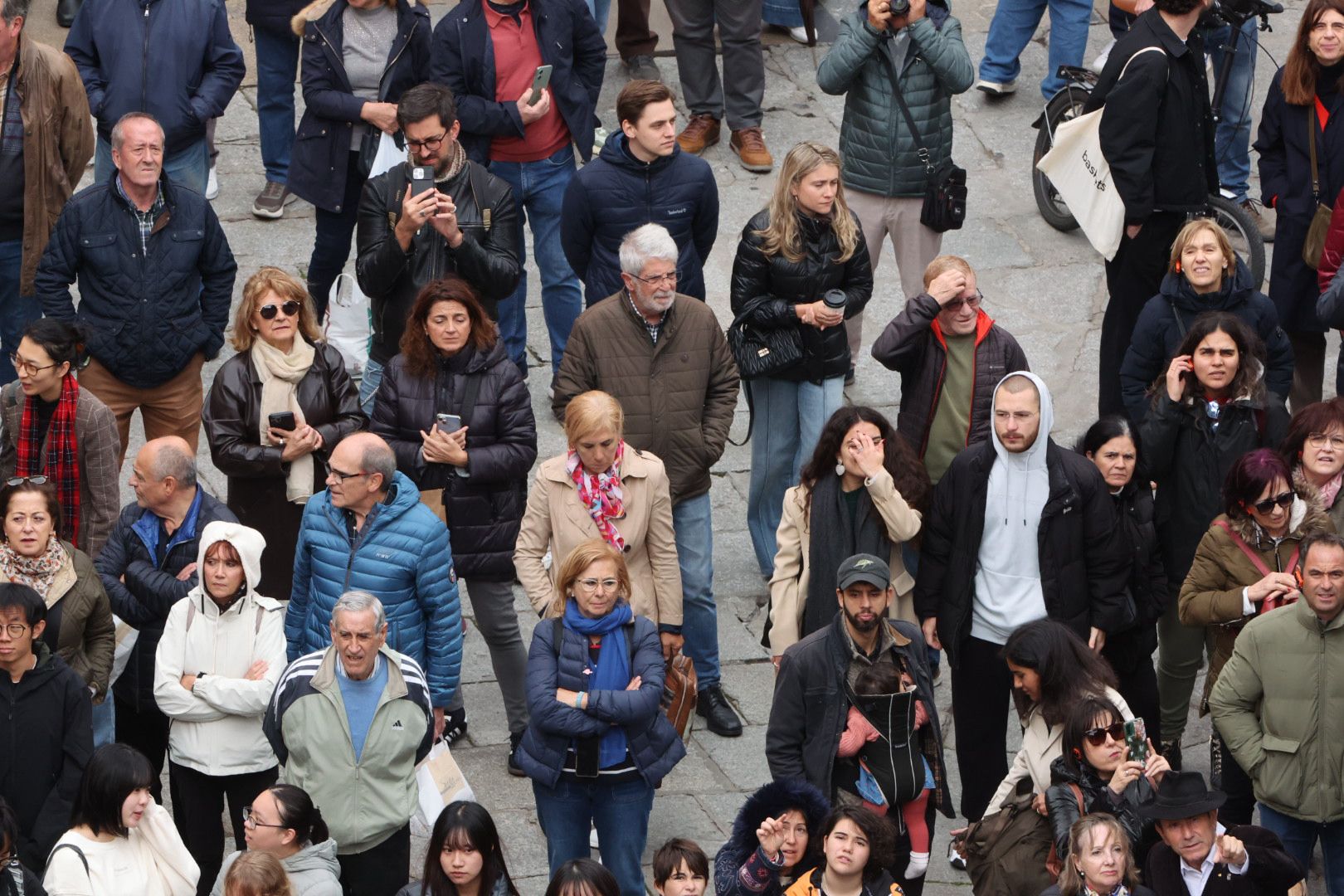 El Mariquelo asciende a lo más alto de la Catedral Nueva y pide «por los niños víctimas de la guerra»