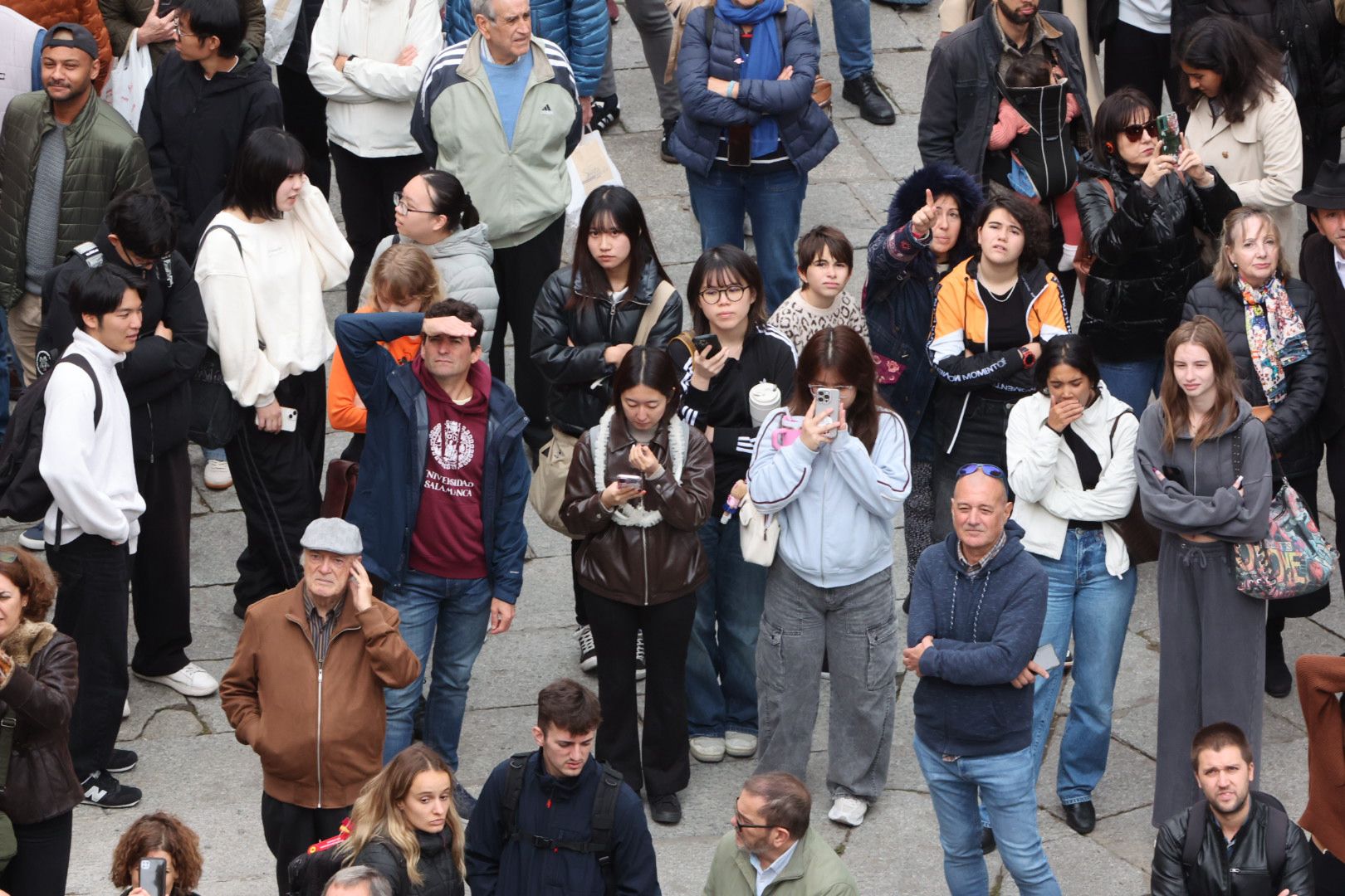 El Mariquelo asciende a lo más alto de la Catedral Nueva y pide «por los niños víctimas de la guerra»