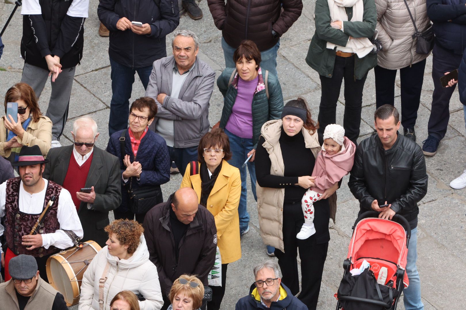 El Mariquelo asciende a lo más alto de la Catedral Nueva y pide «por los niños víctimas de la guerra»