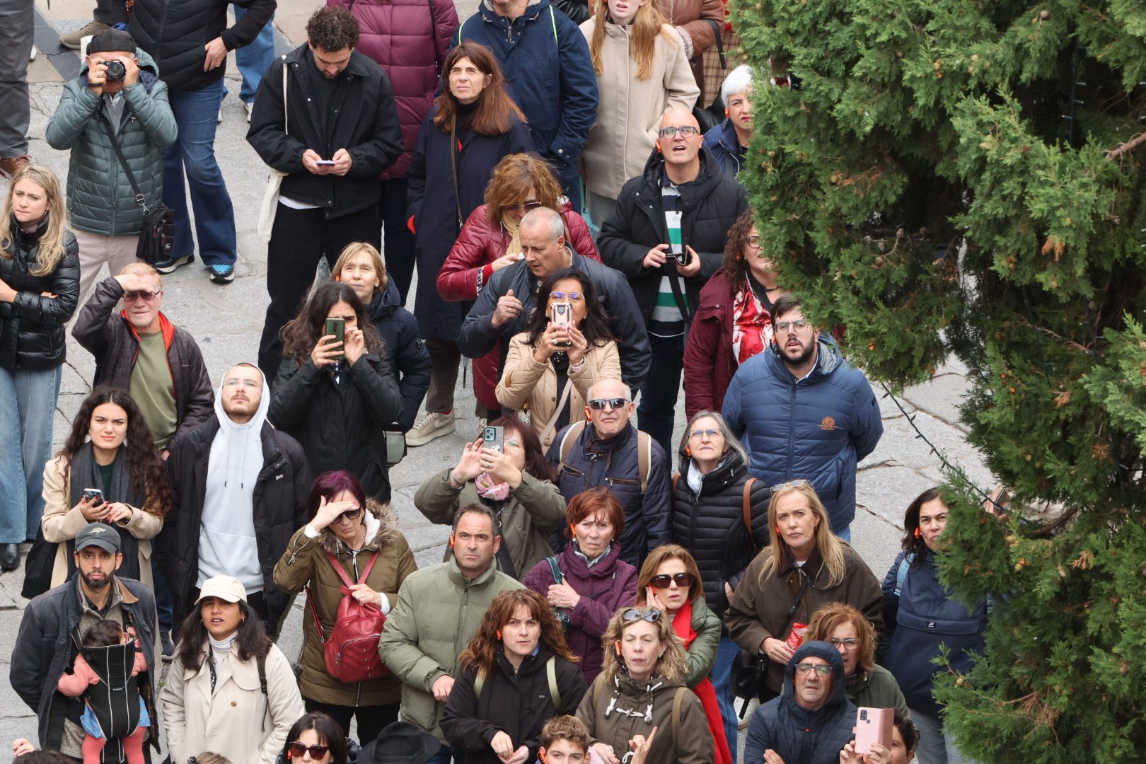 El Mariquelo asciende a lo más alto de la Catedral Nueva y pide «por los niños víctimas de la guerra»