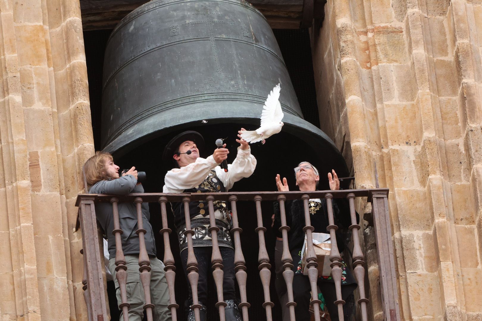 El Mariquelo asciende a lo más alto de la Catedral Nueva y pide «por los niños víctimas de la guerra»