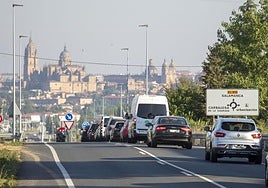 Atasco en el último tramo de la CL-510 llegando a Salamanca, donde circulan 13.000 vehículos al día.