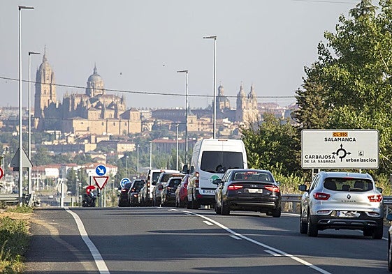 Atasco en el último tramo de la CL-510 llegando a Salamanca, donde circulan 13.000 vehículos al día.