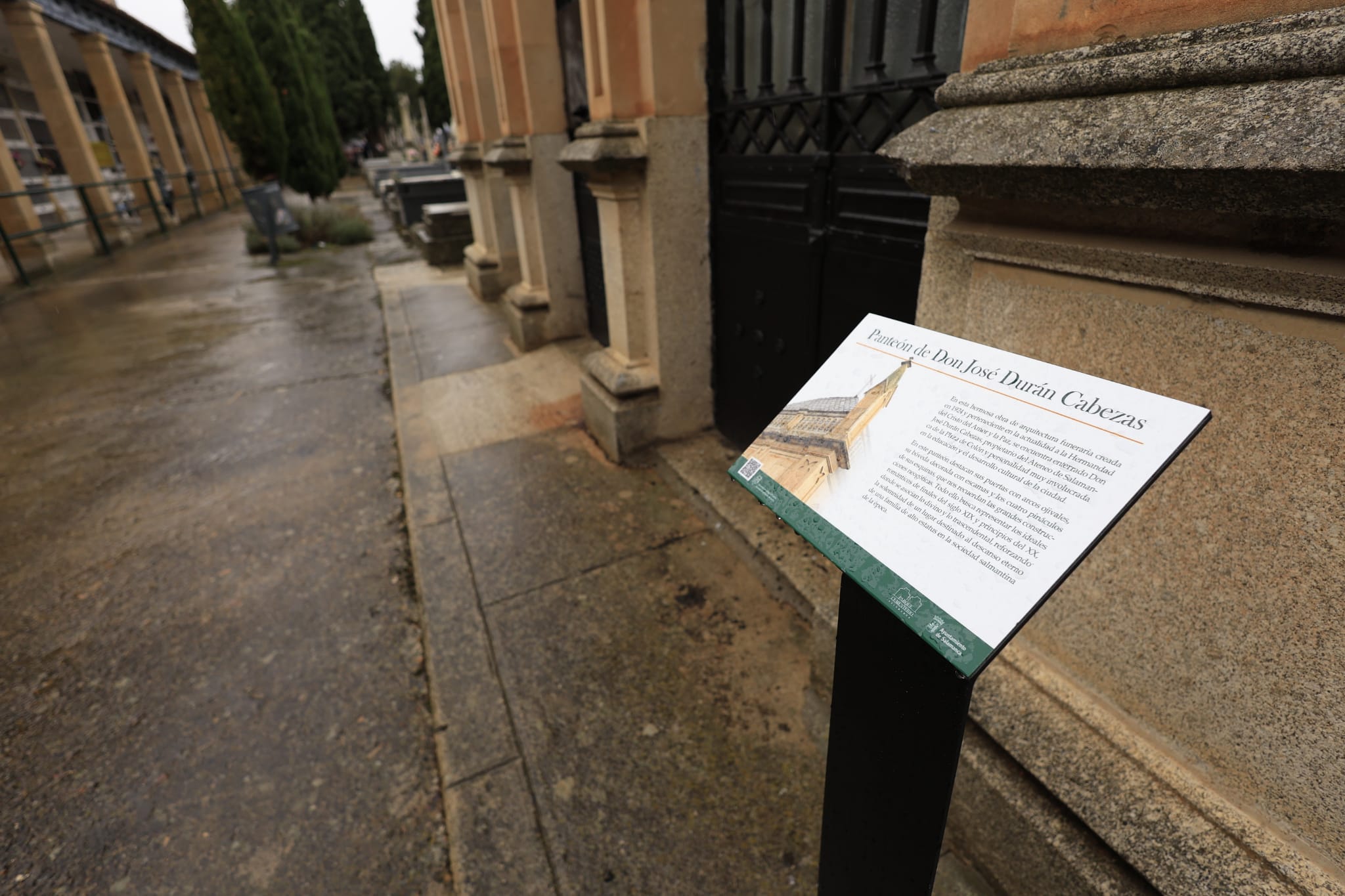 El día de Todos los Santos se celebra bajo el paraguas en Salamanca