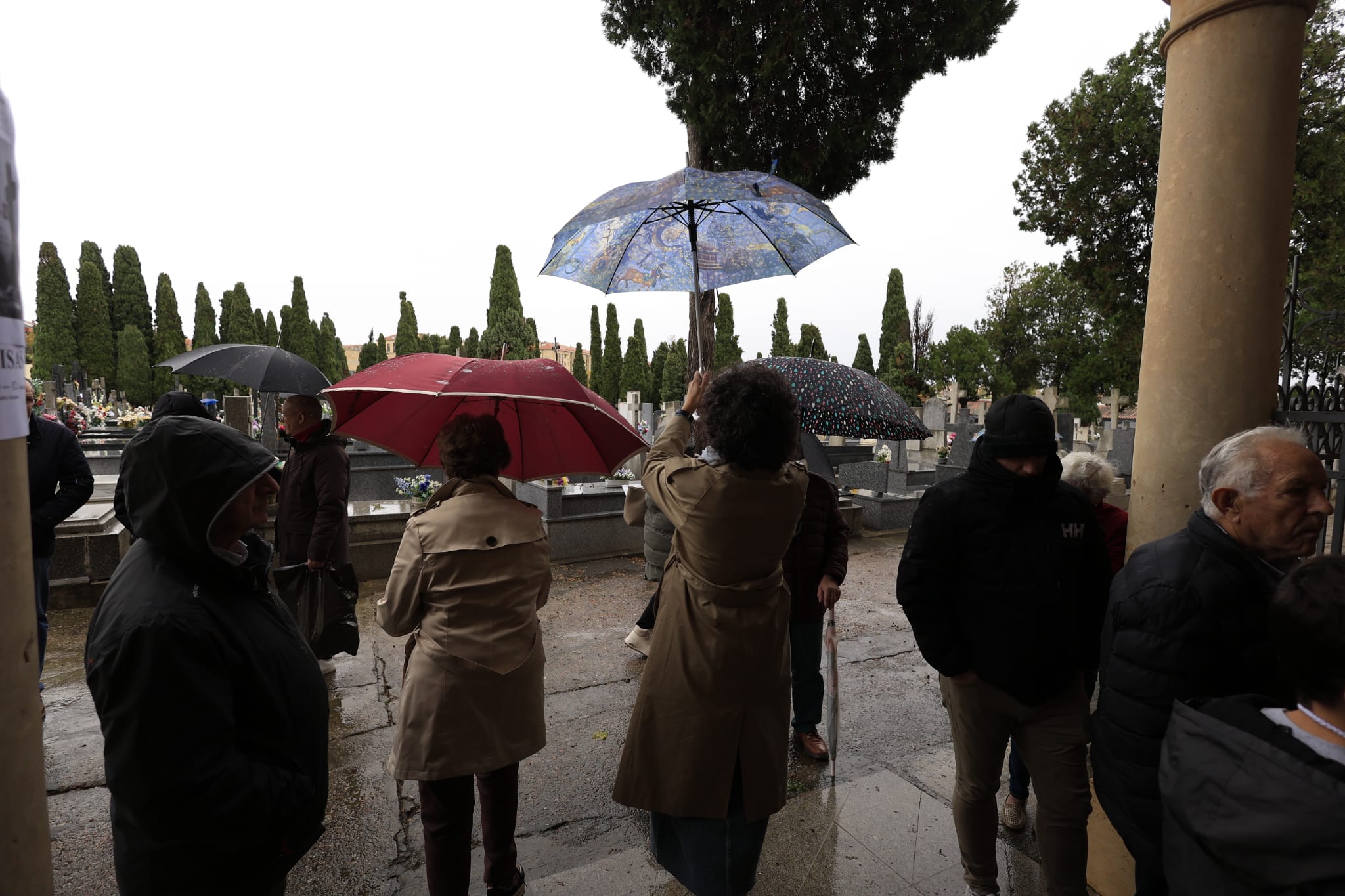 El día de Todos los Santos se celebra bajo el paraguas en Salamanca