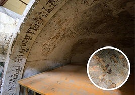 Bóveda astrológica original; en el círculo, exposición del Cielo de Salamanca en el Patio de Escuelas Menores