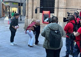Xuso Jones en la calle Toro de Salamanca grabando el programa 'Lo sabe, no lo sabe'.