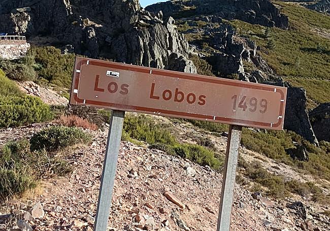 Desgastado cartel del paso de los Lobos.