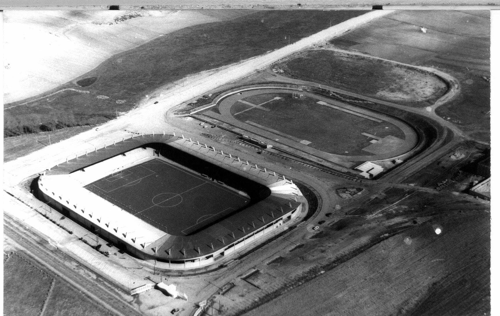 El estadio Helmántico y las pistas de atletismo en los orígenes de la ciudad deportiva.