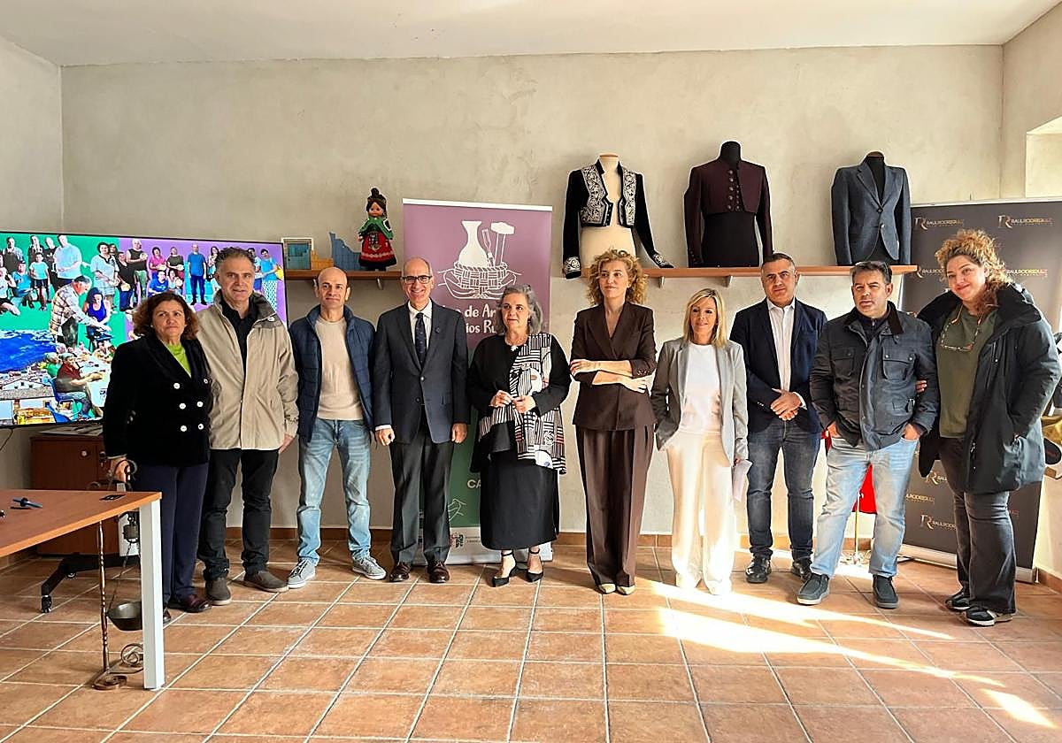 En el centro de la imagen, María Pardo Álvarez, junto con Francisco Javier Iglesias García y la presidenta de ADRISS.