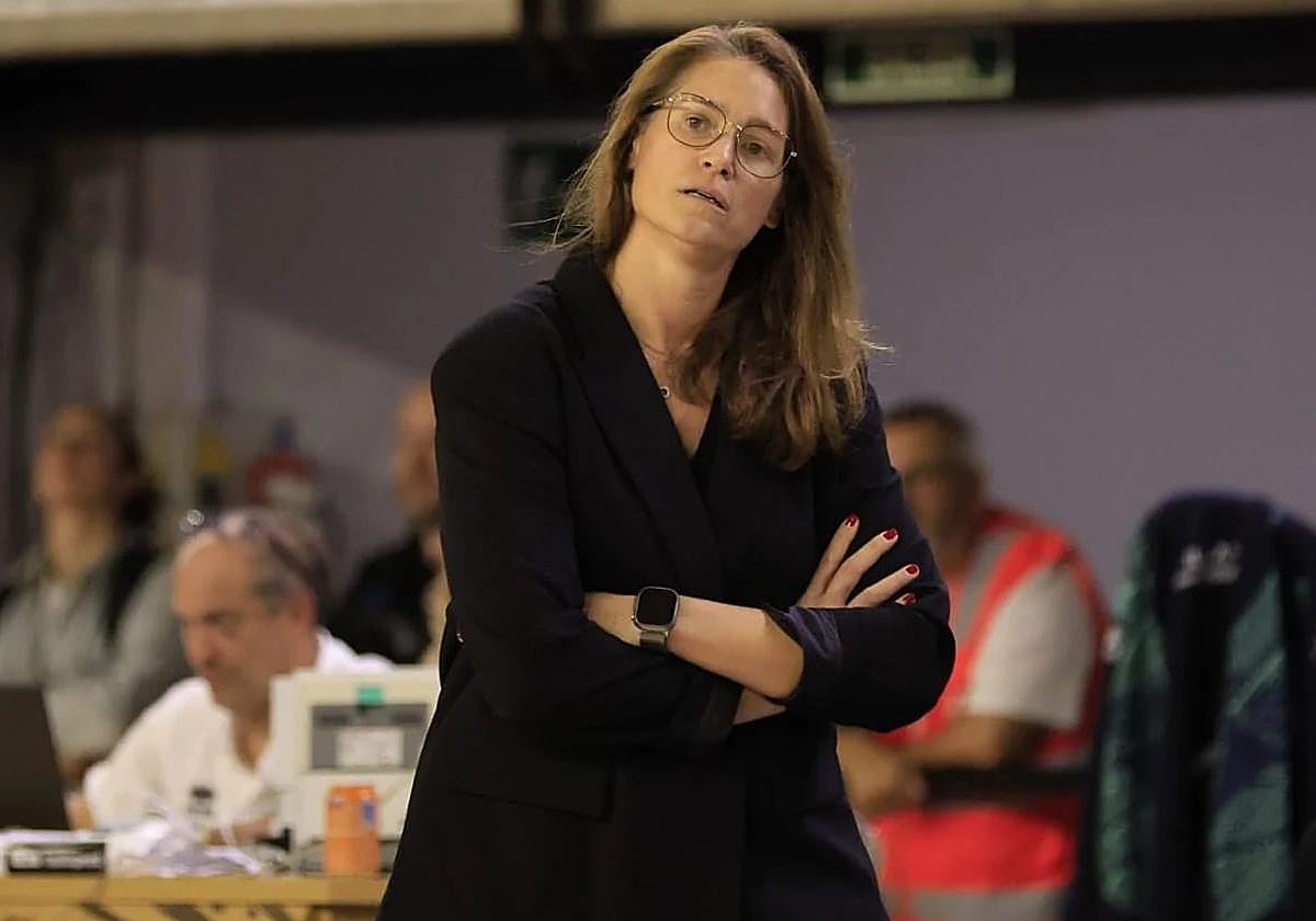 Anna Montañana, entrenadora de Avenida, durante un instante del partido ante el Nyon en Würzburg.