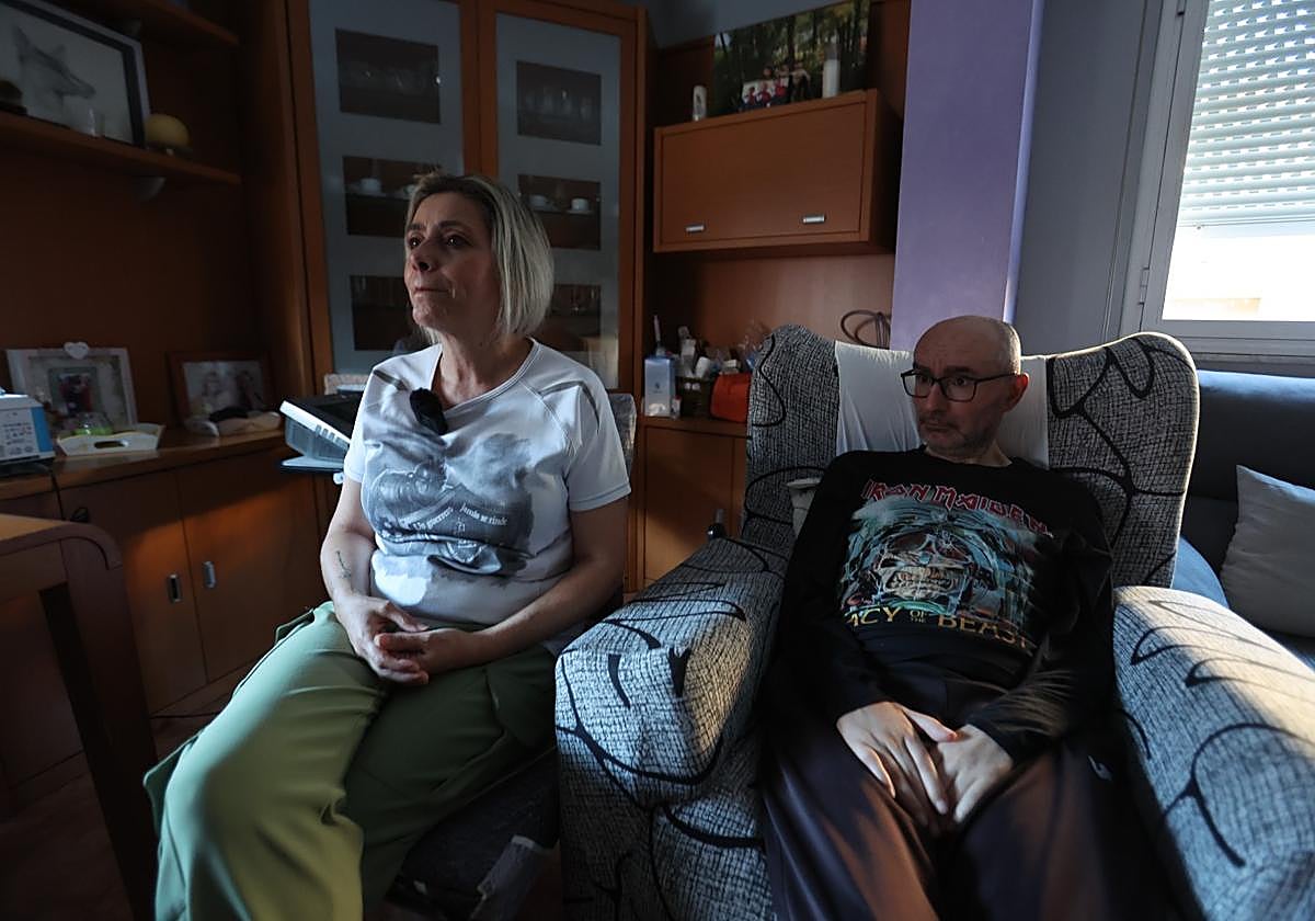 Lourdes cuida de su marido enfermo de ELA.
