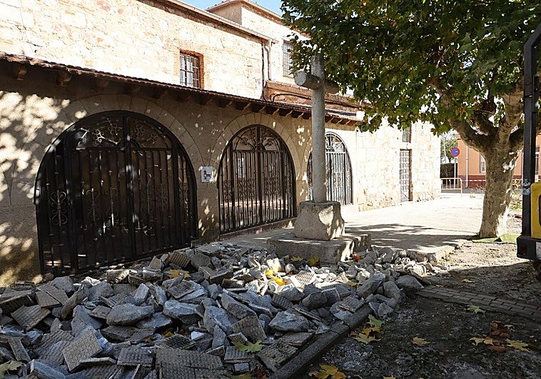 Las máquinas han levantado ya todo el pavimento próximo a la cruz.