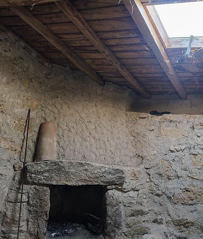 Imagen secundaria 2 - Caseta y chimenea en su interior; plano de localización del viñedo.