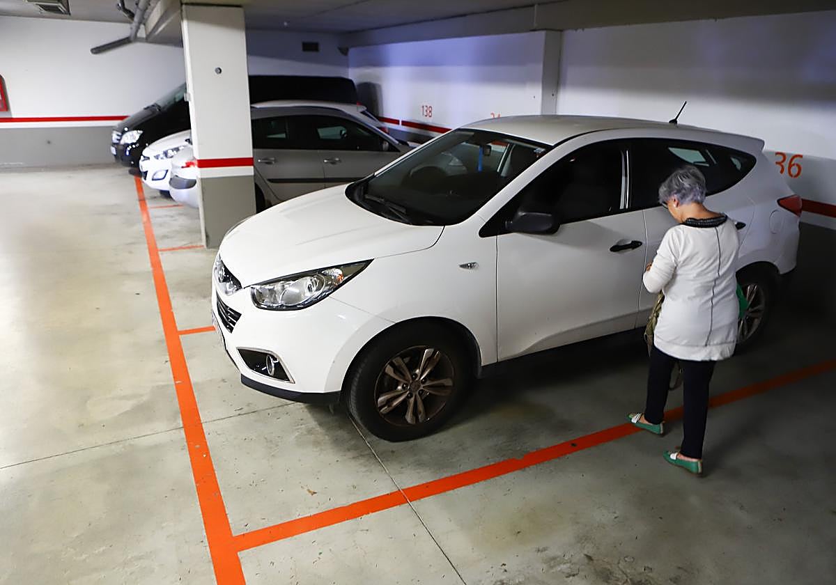 Plazas de aparcamiento en el parking