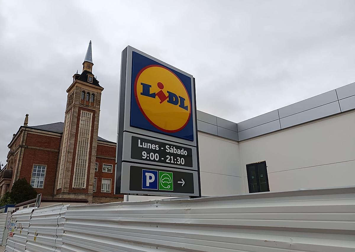 Imagen secundaria 1 - Vista general, rótulo de horario y parking y acceso principal.