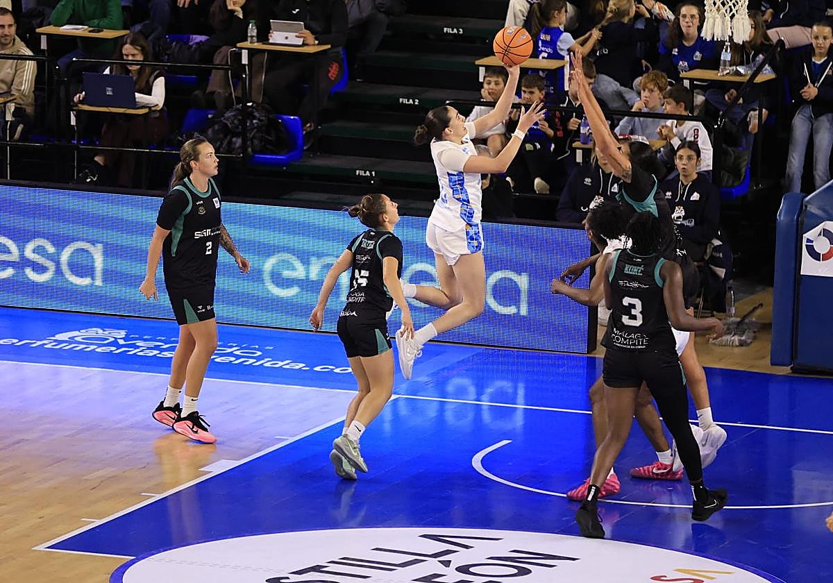 Avenida se marcha al parón con menos peso en la mochila tras ganar ante Estepona