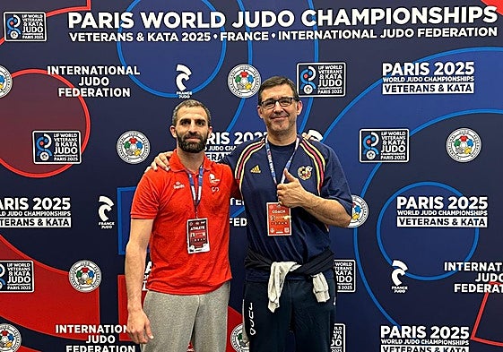 Israel Contador, con su entrenador en el Campeonato del Mundo de Veteranos.