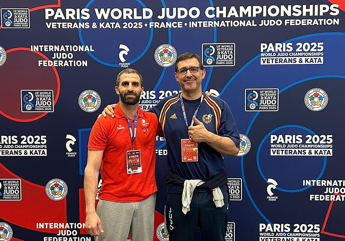 Israel Contador, con su entrenador en el Campeonato del Mundo de Veteranos.