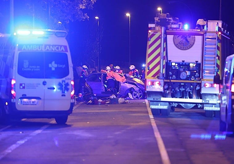 Los bomberos de Salamanca trabajan para excarcelar a las jóvenes del accidente en la calle Calzada de Medina.