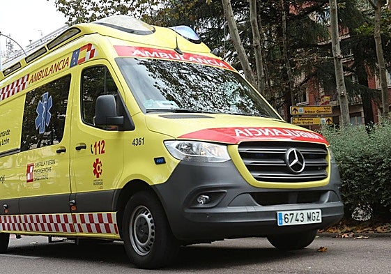 Una ambulancia circula por Salamanca en una imagen de archivo.