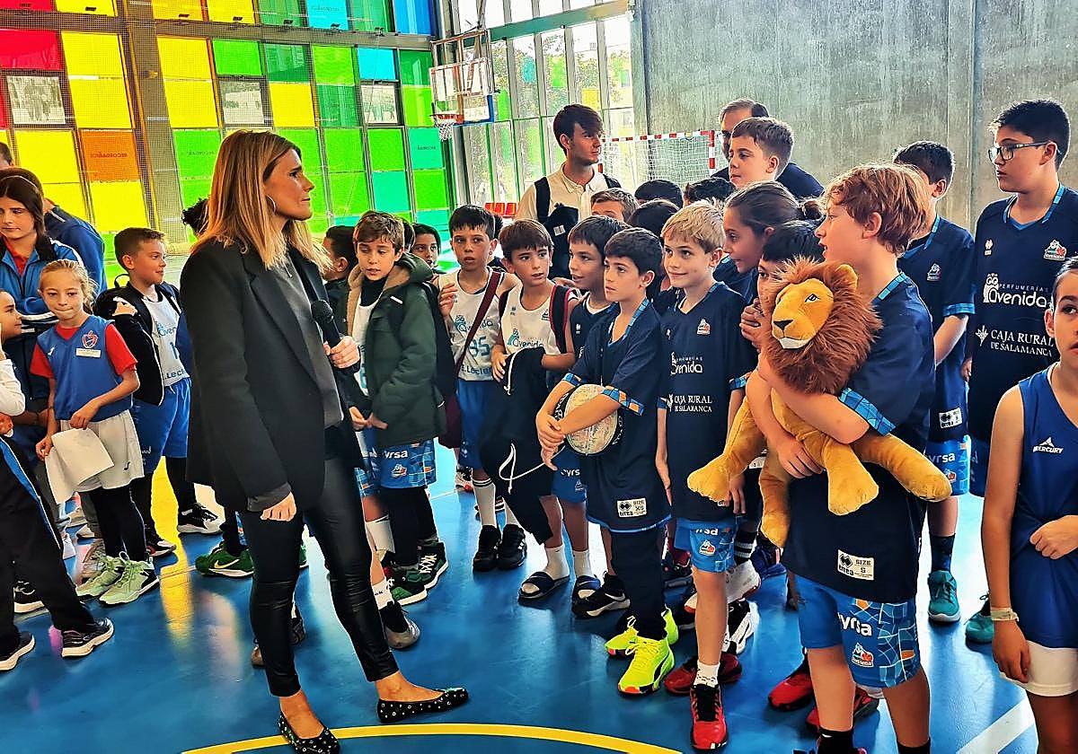 La concela de Deportes, Almudena Parres, antes de la lectura del manifiesto.