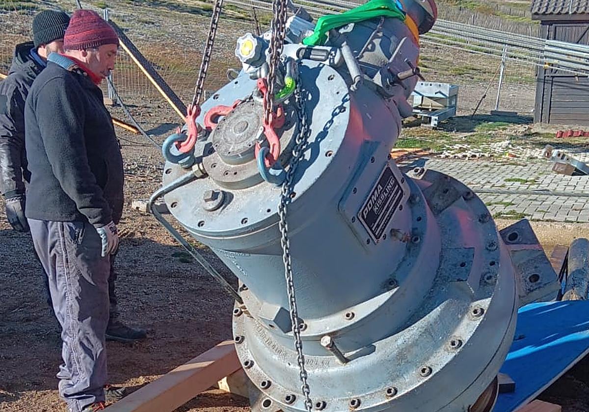 Operarios extraen el reductor del telesilla de la estación de esquí de Béjar.