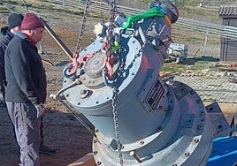 Operarios extraen el reductor del telesilla de la estación de esquí de Béjar.