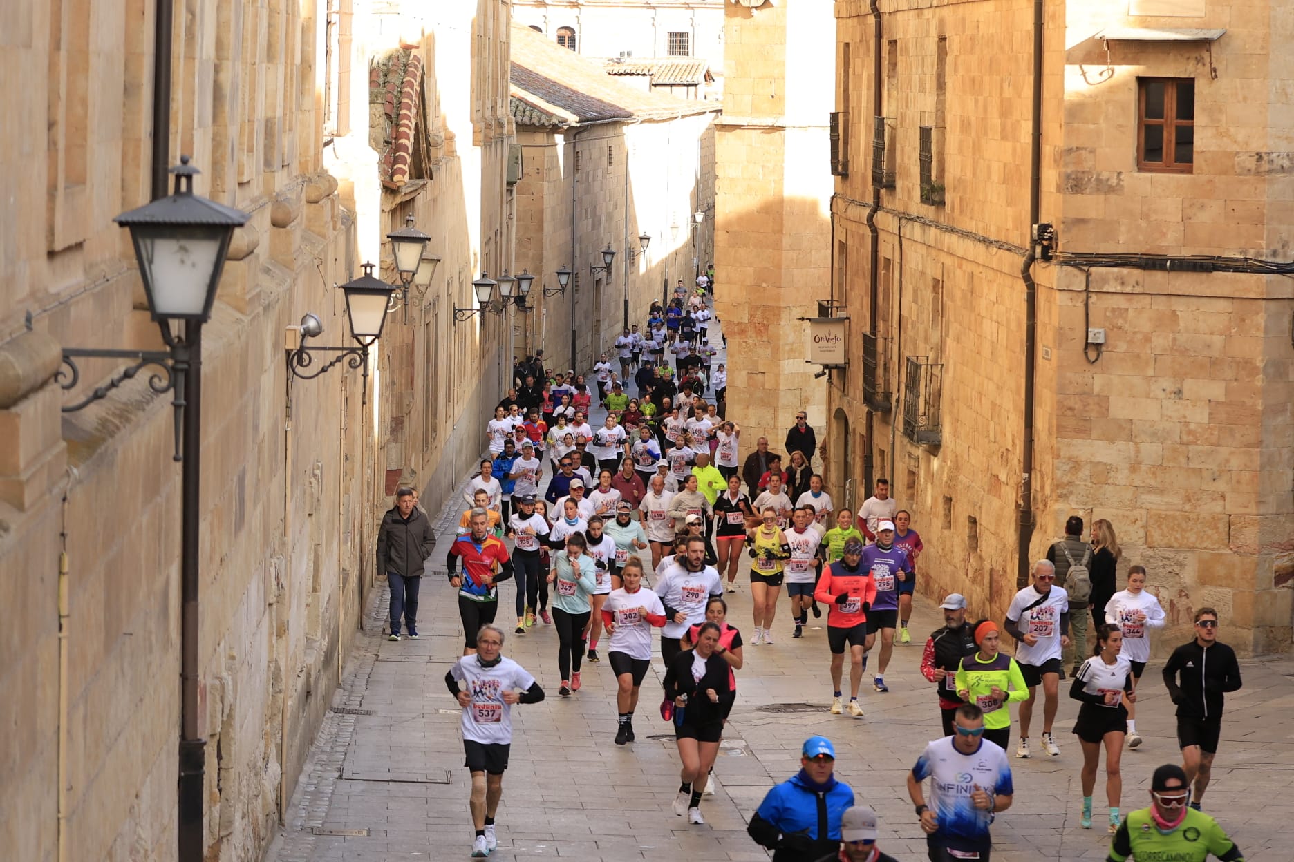 La VIII Carrera y Marcha contra la Violencia de Género de Salamanca, en imágenes