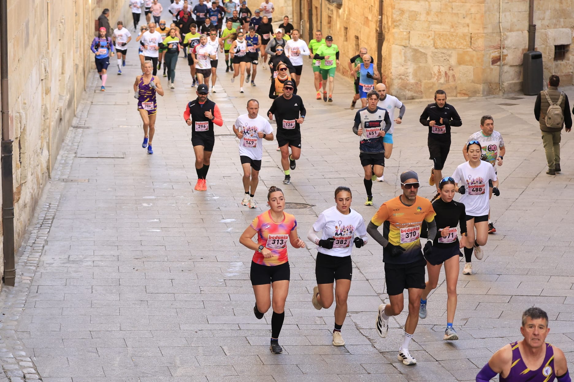 La VIII Carrera y Marcha contra la Violencia de Género de Salamanca, en imágenes