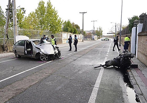 El coche siniestrado, ya de día antes de ser retirado.