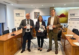 El secretario general de CEOE, la alcaldesa y el presidente de los constructores.