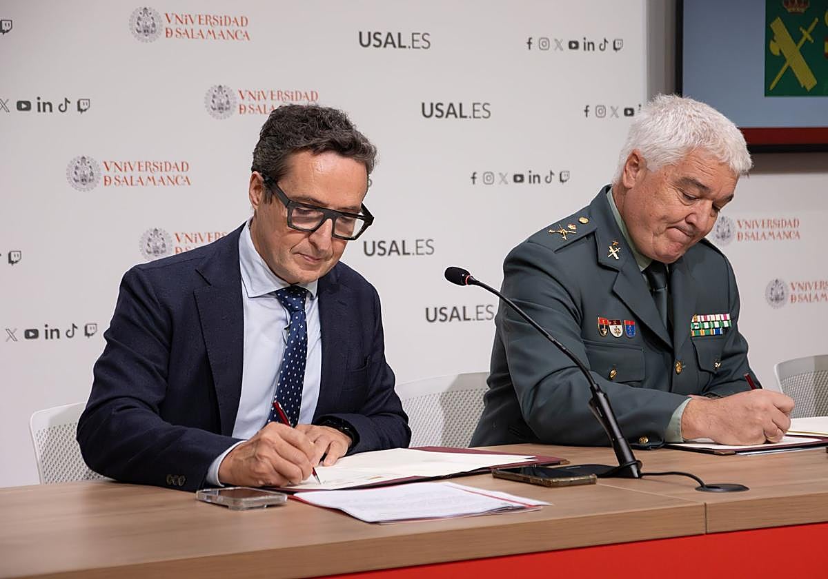 El rector y el general jefe de la zona de la Guardia Civil de Castilla y León, durante la firma del acuerdo.