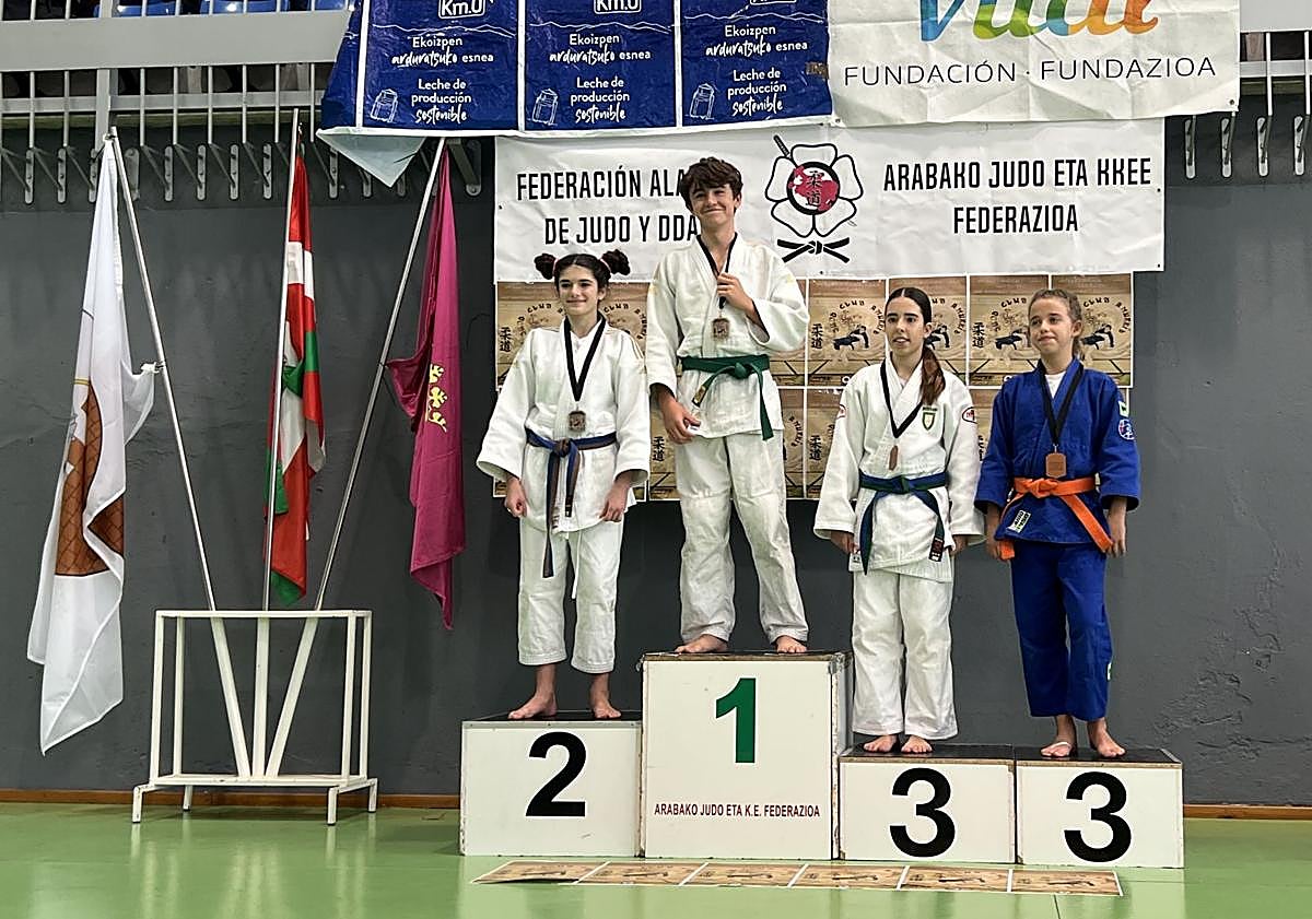 Imagen principal - Cinco judokas infantiles del Doryoku suben al podio en Amurrio