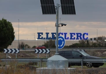 El radar de la rotonda de E.Leclerc ya multa como el que más y rebaja la velocidad, pero todavía no los 'golpes'