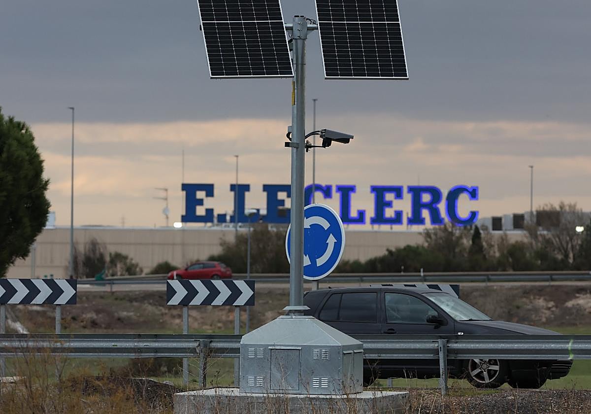 Señal, poste, placas y cámara del radar de tramo de E.Leclerc.