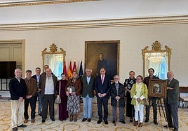 El alcalde de Salamanca y Manuel García Conde posan, junto a algunos de sus compañeros y el retrato de Unamuno.