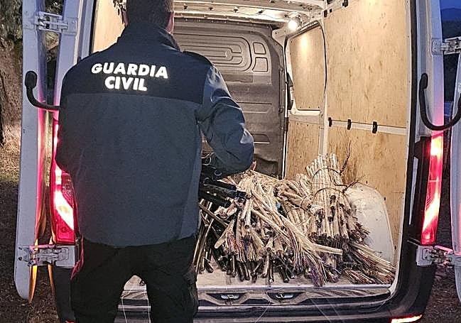 La furgoneta llena de cable intervenida en Tamames.
