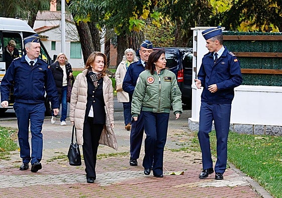 Llegada de Margarita Robles a la base aérea de Matacán.
