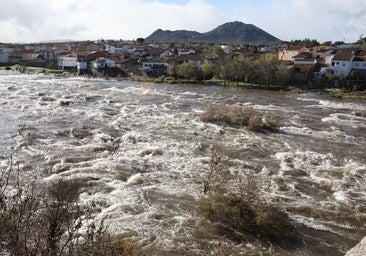 El Tormes a su paso por Puente del Congosto multiplica por cien su caudal en doce horas