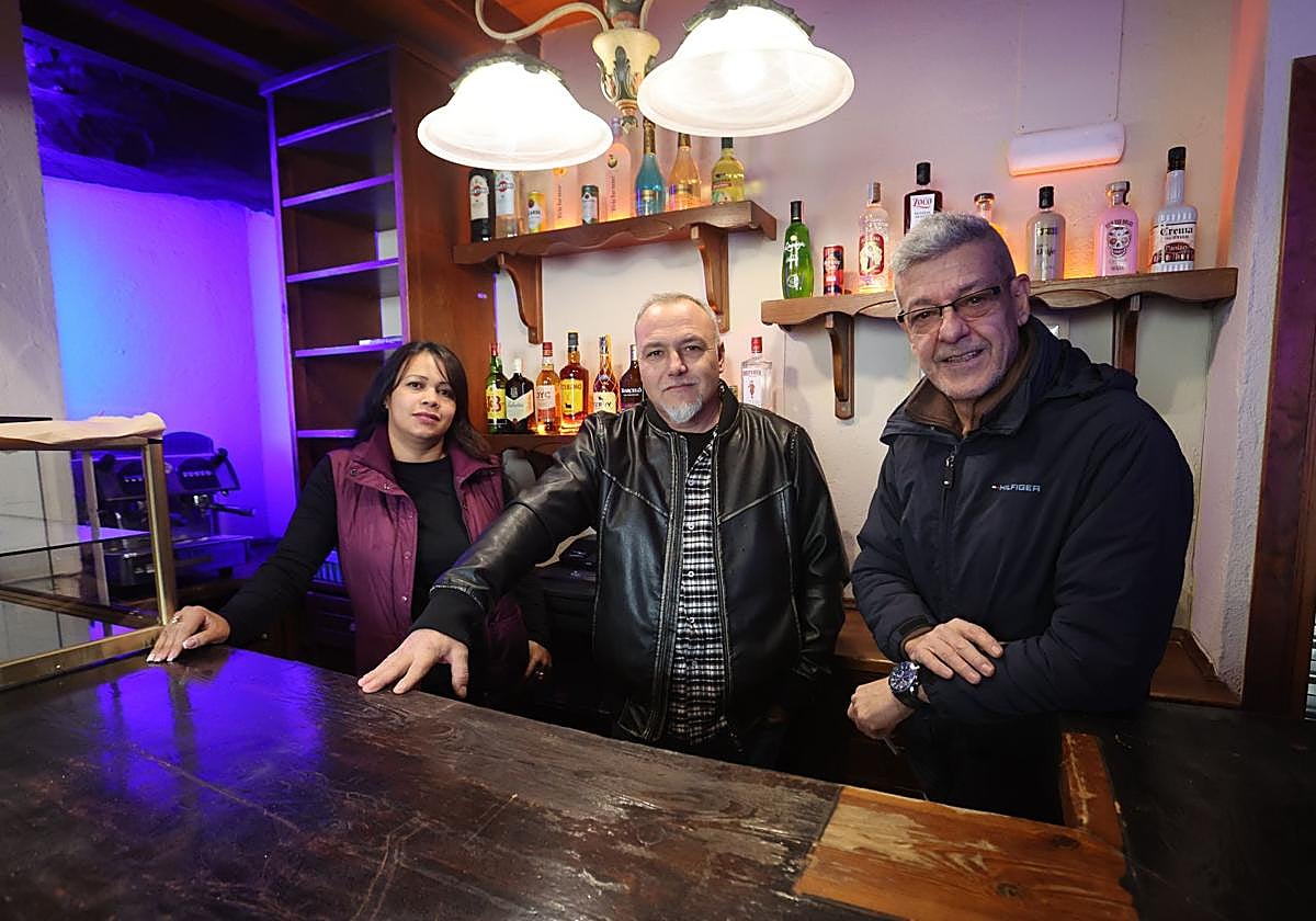 Los tres amigos madrileños que han cogido el bar de Monleón