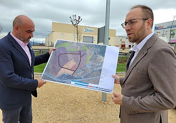 El alcalde de Ciudad Rodrigo muestra unos planos.