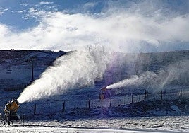 Los cañones de nieve artificial de La Covatilla, en funcionamiento.