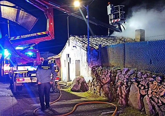 Actuación de los bomberos y de la Guardia Civil en el incendio de una vivienda en Ledesma.
