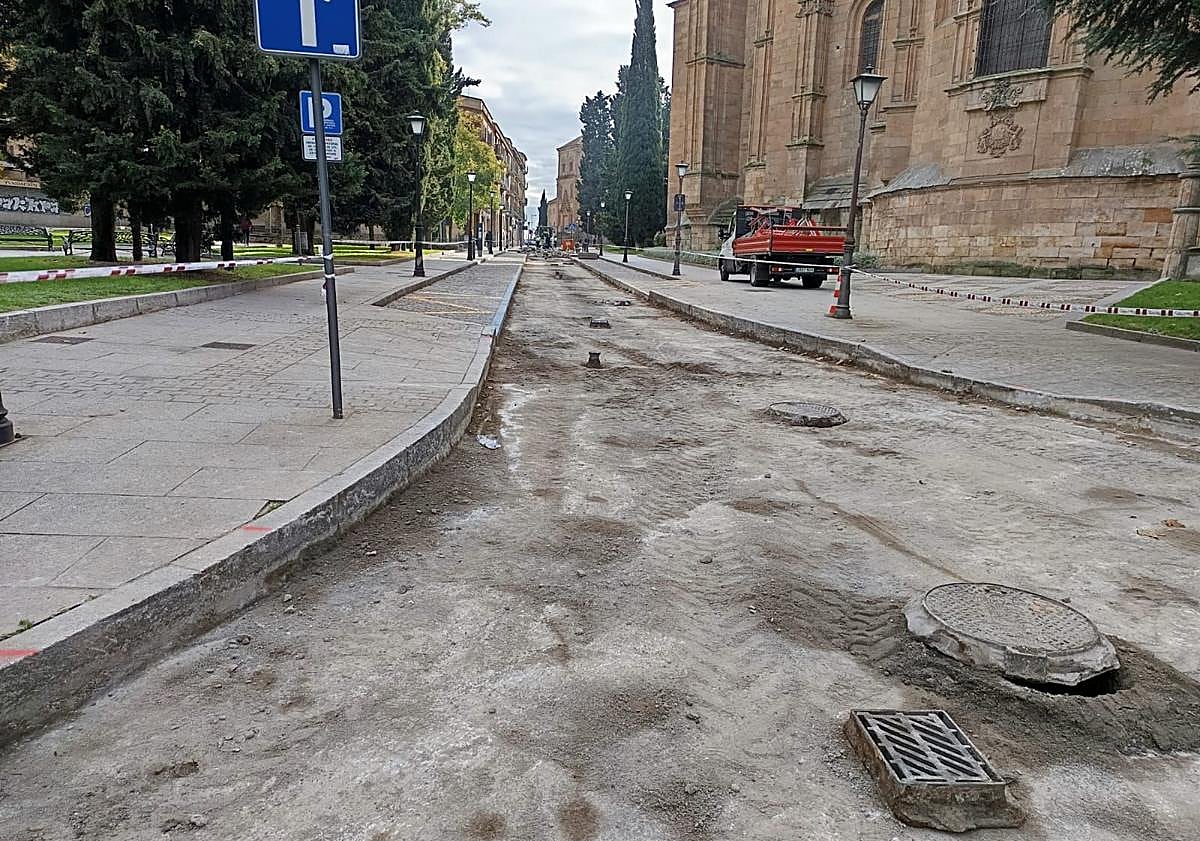 Imagen principal - La céntrica calle de Salamanca que dice 'adiós' al empedrado y volverá a ser negra