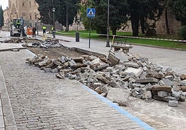 Trabajos de desmontaje del adoquinado de la calle Rosario.