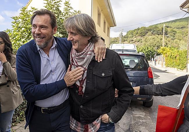 El ministro Óscar Puente con el candidato del PSOE a la Junta, Carlos Martínez.