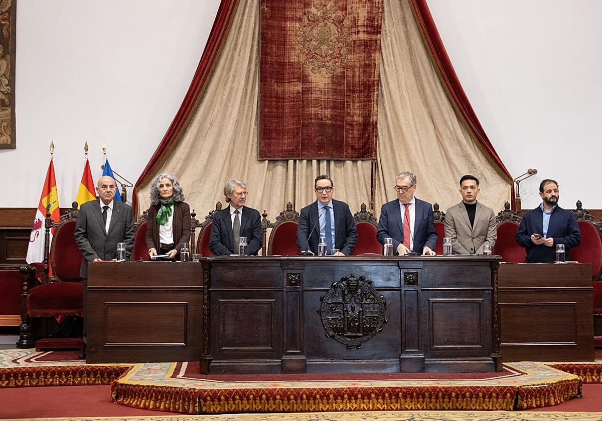 El rector Juan Manuel Corchado ha presentado hoy en la sesión ordinaria del Claustro las líneas de actuación de su equipo de gobierno.