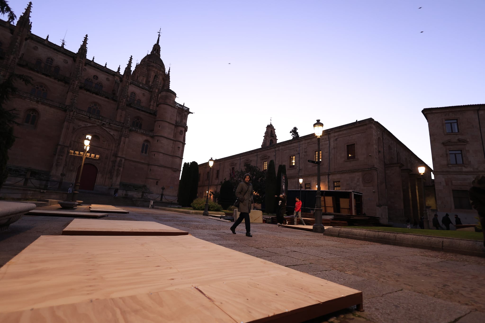 El montaje de los adornos y el mercado navideño de Salamanca, en imágenes